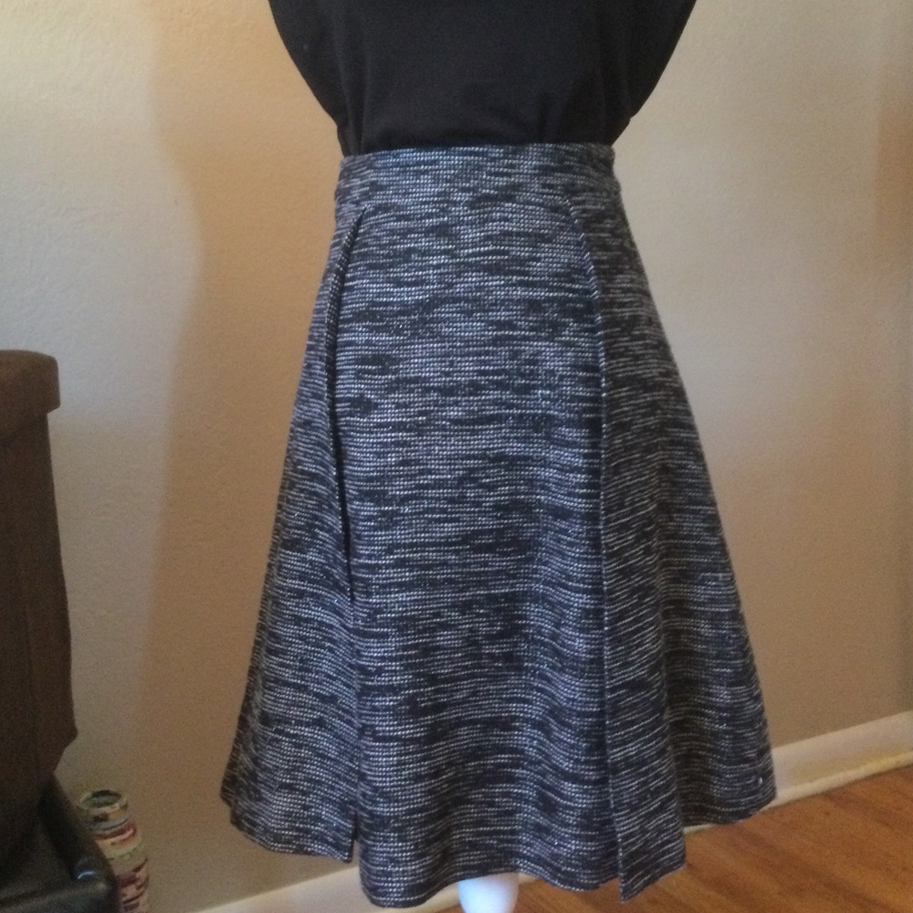 DE Collection black and white pleated skirt S